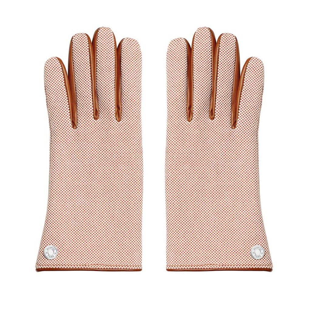 These chic but practical gardening gloves made of cotton and plongé lambskin protect your hands as you put your green thumb to use. Price on request