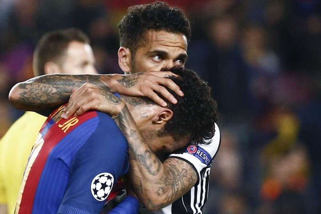 Juventus’ Dani Alves comforts Barcelona’s Neymar after the final whistle. Photo: EPA Juventus’ Dani Alves comforts Barcelona’s Neymar after the final whistle. Photo: EPA
