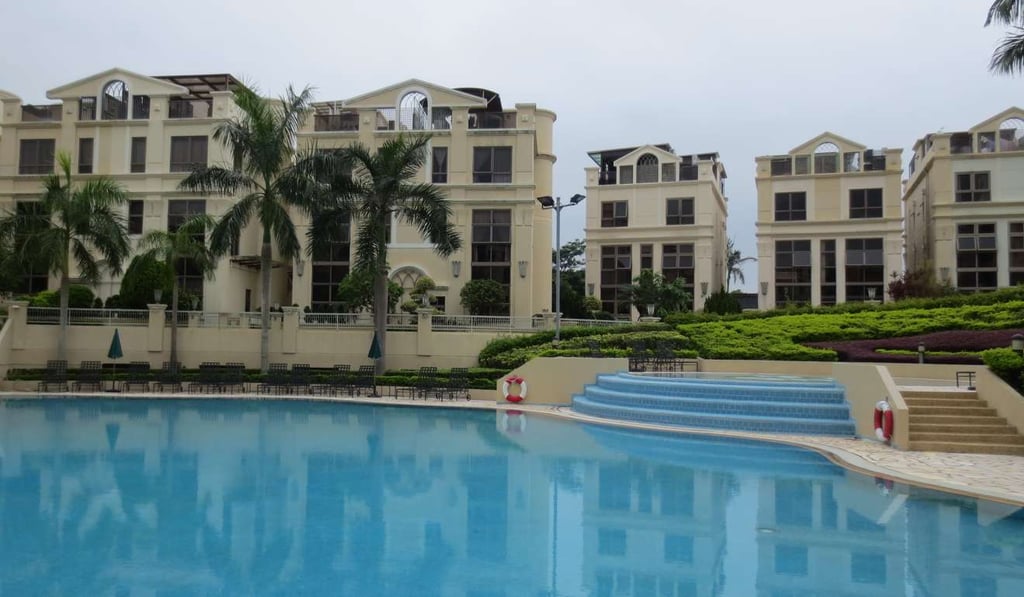 Windsor Heights is an established gated community comprising of 40 luxury houses and a clubhouse.