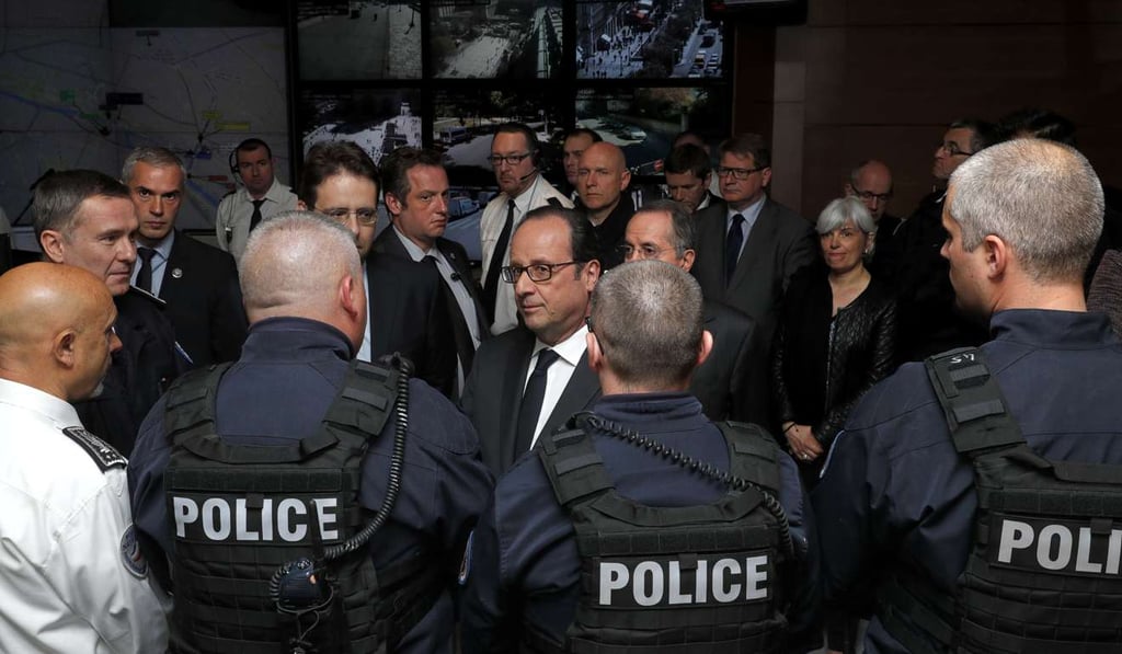 French President Francois Hollande speaks with policemen at Paris police headquarters. Photo: AP