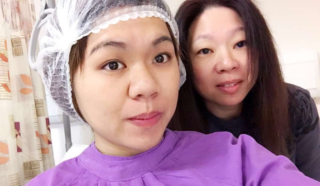 Clerk and organ donor Momo Cheng (left) with her mother before leaving the hospital. Photo: Handout
