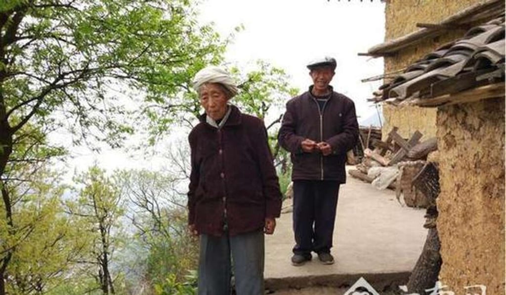 The couple pictured outside their home. Photo: Yunnan.cn