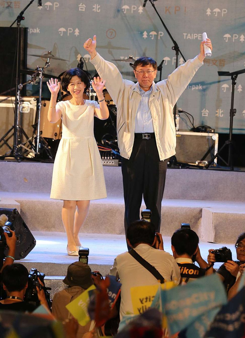Ko Wen-je acknowledges the cheers of the crowds on becoming the newly elected mayor of Taipei, on November 29, 2014. Photo: CNA