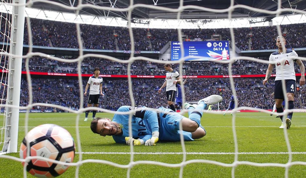 Tottenham Hotspur goalkeeper Hugo Lloris fails to stop a free kick by Chelsea’s Brazilian midfielder Willian. Photo: AFP Tottenham Hotspur goalkeeper Hugo Lloris fails to stop a free kick by Chelsea’s Brazilian midfielder Willian. Photo: AFP