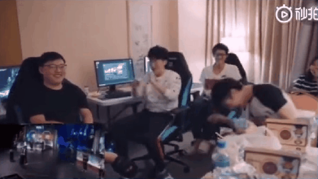 RNG members celebrate after they drew G2 Esports for the quarterfinals of the League of Legends World Championship. (Photo: RNG/Weibo)