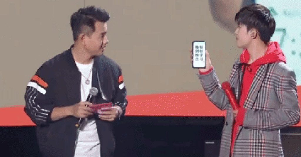 Chinese celebrity shows off Huawei's new smartphone. (Picture: Jackson Lee on iQiyi) Chinese celebrity shows off Huawei's new smartphone. (Picture: Jackson Lee on iQiyi)