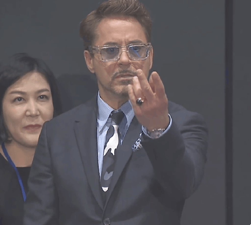 Look at that woman’s smirk. Did she know!? (Picture: Weibo) Look at that woman’s smirk. Did she know!? (Picture: Weibo)