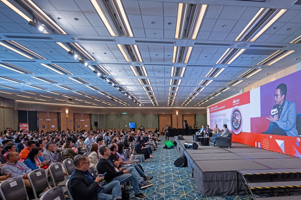 Brian Hui, IABHK C24 conference chairman, moderated the Opening Key Panel session featuring experts from FemTech Future, Microsoft and Quora Brian Hui, IABHK C24 conference chairman, moderated the Opening Key Panel session featuring experts from FemTech Future, Microsoft and Quora
