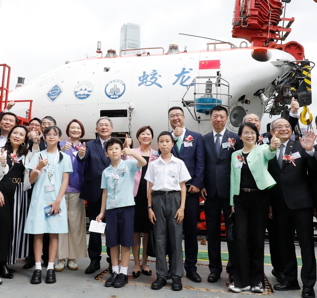 HKUST hosted a welcoming ceremony in September this year for the inaugural visit of Chinese research vessel Shenhai Yihao (Deep Sea No. 1) and the manned submersible Jiaolong to Hong Kong.