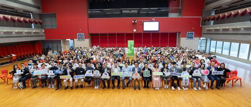 Cyberport has been actively promoting the development of smart city in Hong Kong. In April, Cyberport joined hands with Sham Shui Po District Office and the District Council to organise the Technology Solution Matching Day to allow the participating start-ups to showcase their solutions and interact with the community.