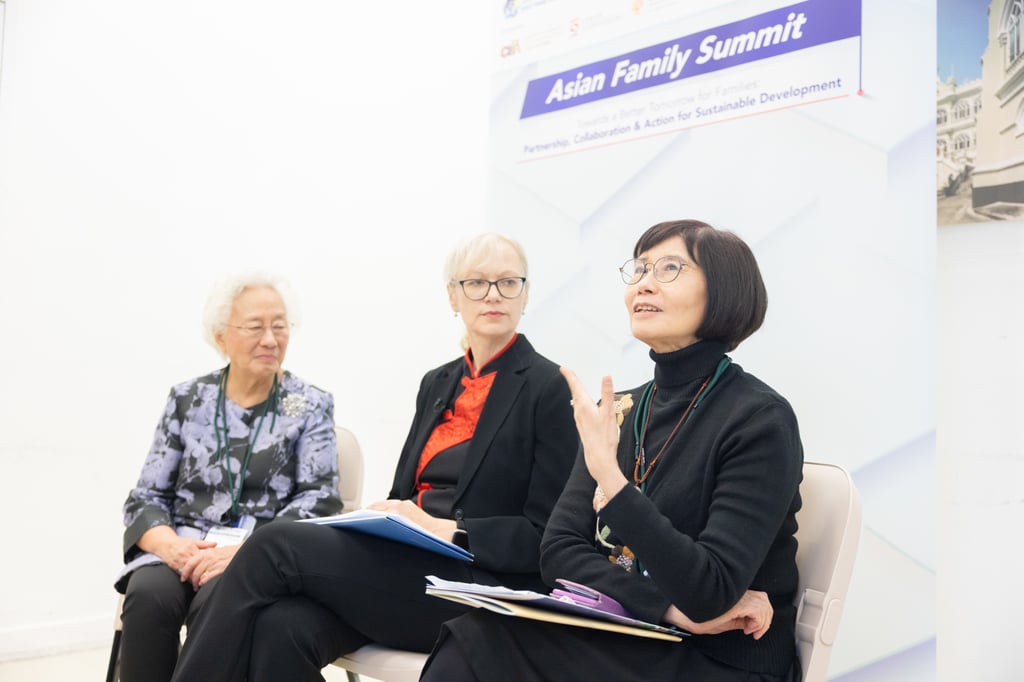 Annie Tam (right), Vice-Chairman of Connecting Hearts, said that the aging population and new technologies will affect Hong Kong families. Annie Tam (right), Vice-Chairman of Connecting Hearts, said that the aging population and new technologies will affect Hong Kong families.