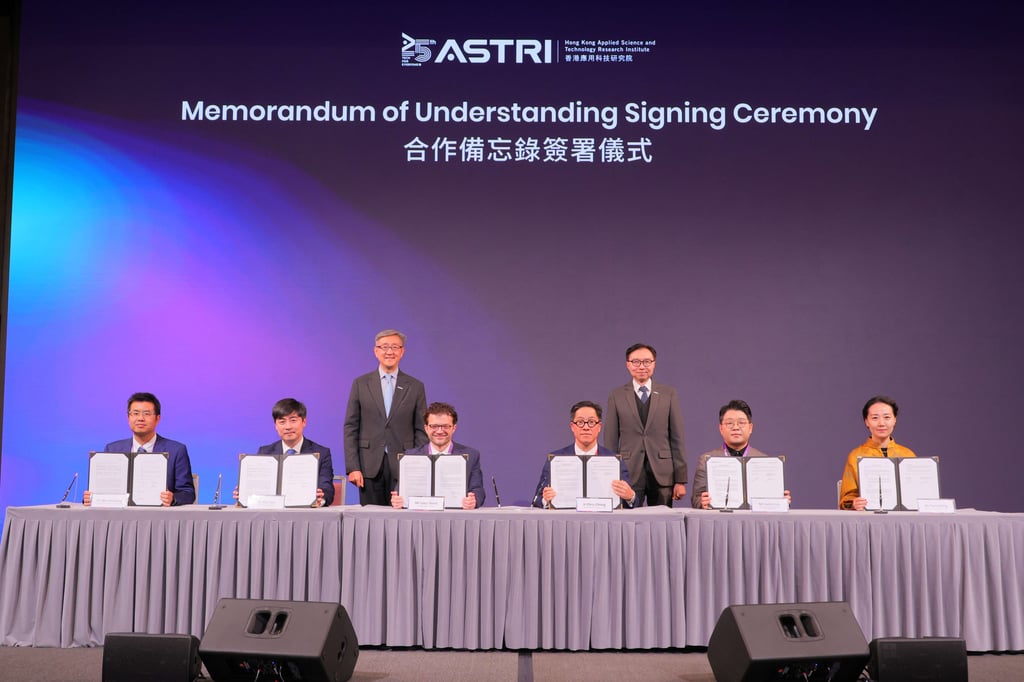 As witnessed by Mr Peter Yan, Director-General of Office for Attracting Strategic Enterprises of the HKSAR Government (standing, left) and Ir Sunny Lee, Chairman of ASTRI (standing, right), Ir Chris Chong, Acting Chief Executive Director and Chief Operating Officer (seated, third from right) signed MoUs with representatives from SUTPC Digital Technology (Hong Kong) Limited and ConnectX Technology Limited, as well as Prophesee (France), Smart City Association (Korea) and Westwell Holdings (Hong Kong) Limited respectively, laying a solid foundation for technology transfer across industries in the future.
