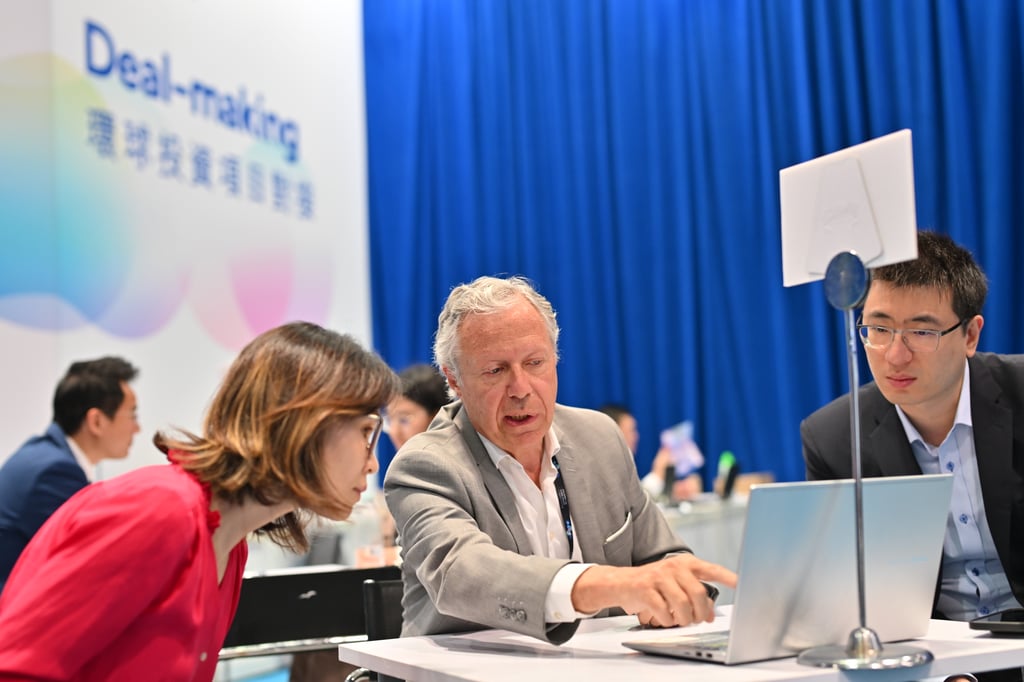 Delegates participate in one-on-one meetings at the Deal-making Zone, a dedicated platform facilitating investment and partnership opportunities in global healthcare.