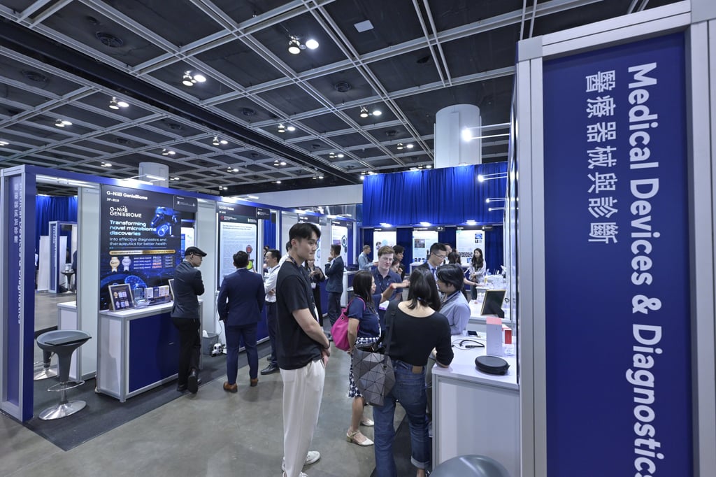 Healthtech start-ups engage visitors at the InnoHealth Showcase with the latest health innovations.