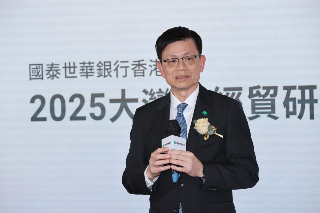 Alan Lee, President of Cathay United Bank, delivers a welcome speech at the forum. Alan Lee, President of Cathay United Bank, delivers a welcome speech at the forum.