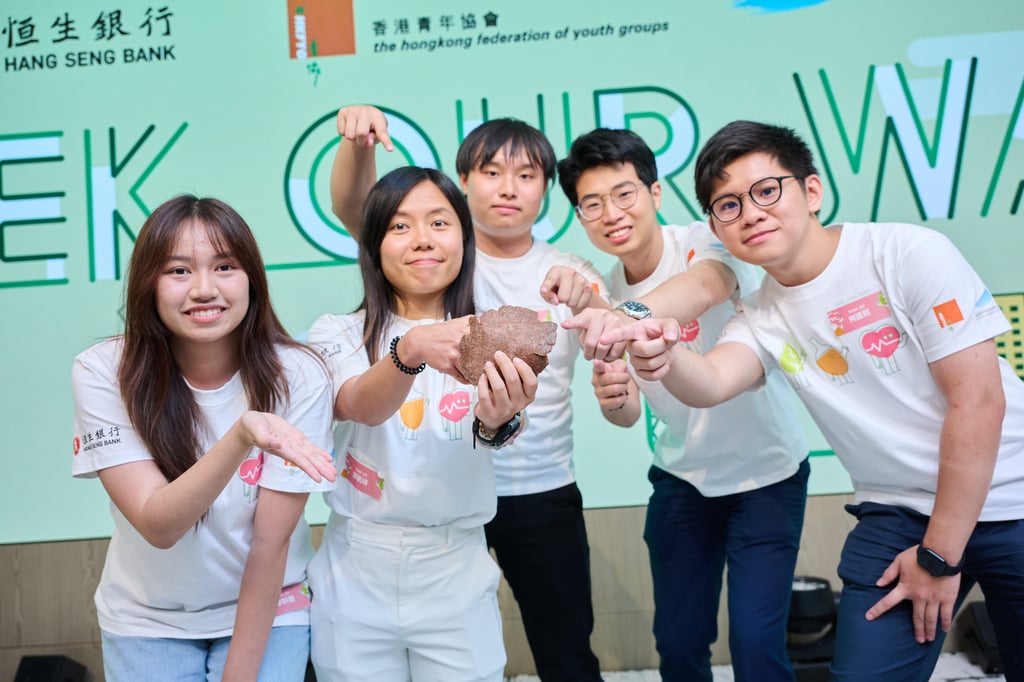 The winning team in the tertiary category presents their innovative project turning apple pulp into eco-leather, earning both the grand prize and “My Favourite Team” award.