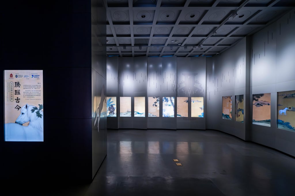 Through creative digital 3D displays, the exhibition digitally presents over 500 horse-related artefacts from the Palace Museum’s collections in high-precision detail. Through creative digital 3D displays, the exhibition digitally presents over 500 horse-related artefacts from the Palace Museum’s collections in high-precision detail.