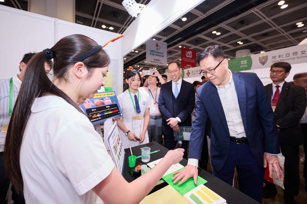 Professor Sun Dong (second from right) and Mr Daryl Ng (third from right) interacted with students.