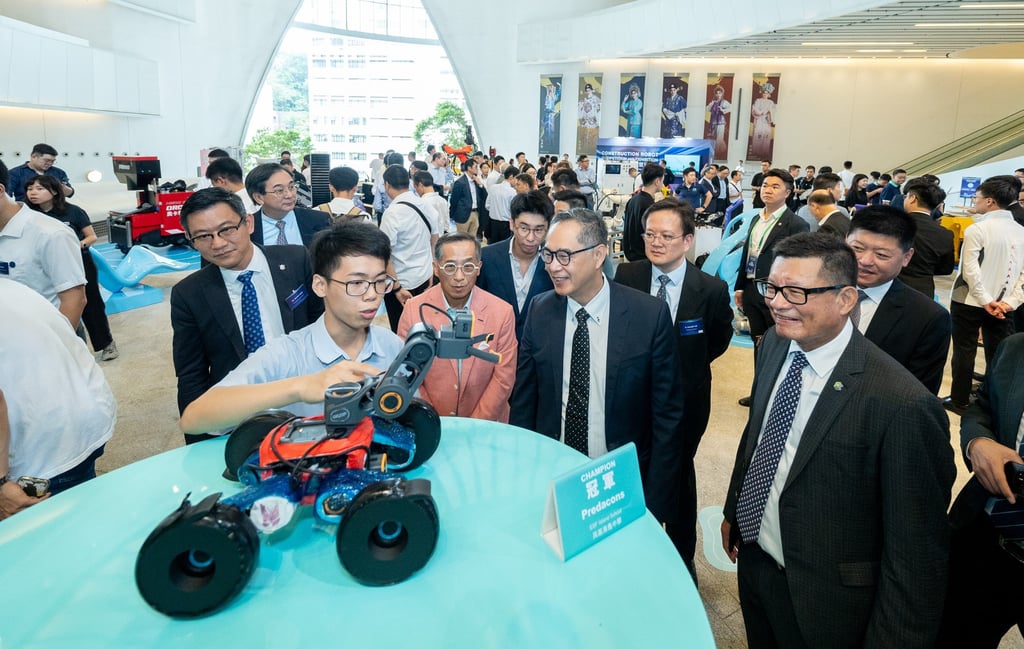 A member of the champion team of the student category demonstrated its robot to Ir Prof Thomas Ho (third from left), Ir Ricky Lau (fourth from left) and Ir Albert Cheng (first from right). A member of the champion team of the student category demonstrated its robot to Ir Prof Thomas Ho (third from left), Ir Ricky Lau (fourth from left) and Ir Albert Cheng (first from right).