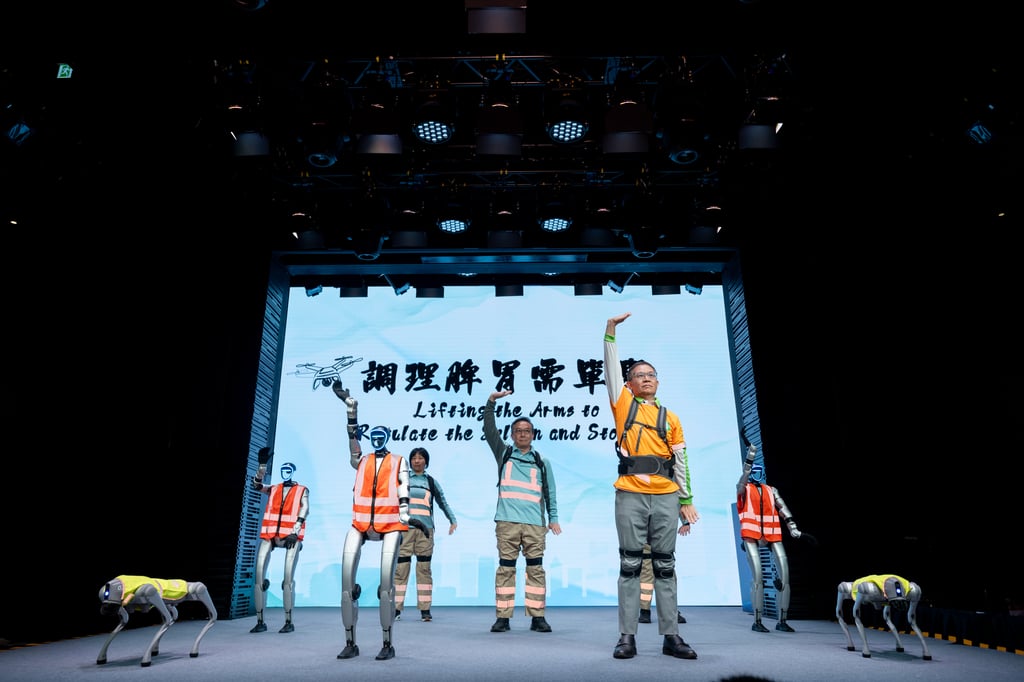 Dr Morgan Yang, Director of Hong Kong Institute of Construction (foreground) and students performed Baduanjin (traditional mind-body exercise) alongside robots. Dr Morgan Yang, Director of Hong Kong Institute of Construction (foreground) and students performed Baduanjin (traditional mind-body exercise) alongside robots.