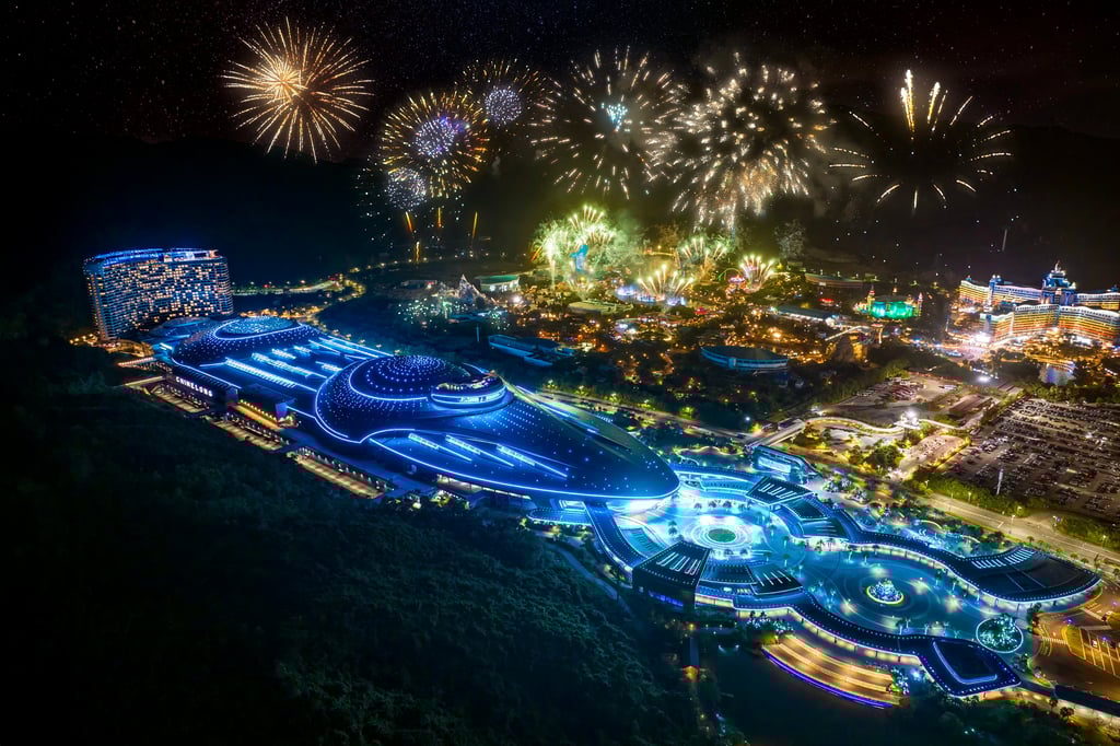 Chimelong Spaceship – the world’s largest indoor theme park Chimelong Spaceship – the world’s largest indoor theme park