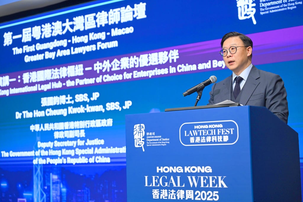Deputy Secretary for Justice Dr Cheung Kwok-kwan speaks at the First Guangdong-Hong Kong-Macao GreaterBay Area Lawyers Forum, noting Hong Kong’s strategic rolein supporting Mainland enterprises expanding globally. Deputy Secretary for Justice Dr Cheung Kwok-kwan speaks at the First Guangdong-Hong Kong-Macao GreaterBay Area Lawyers Forum, noting Hong Kong’s strategic rolein supporting Mainland enterprises expanding globally.
