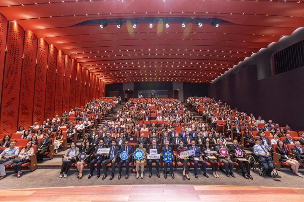 Private- and public-sector organisations gathered at the Universal Design Award Scheme 2024/25 Ceremony to celebrate their efforts and contributions in making Hong Kong a more inclusive city for all. Private- and public-sector organisations gathered at the Universal Design Award Scheme 2024/25 Ceremony to celebrate their efforts and contributions in making Hong Kong a more inclusive city for all.