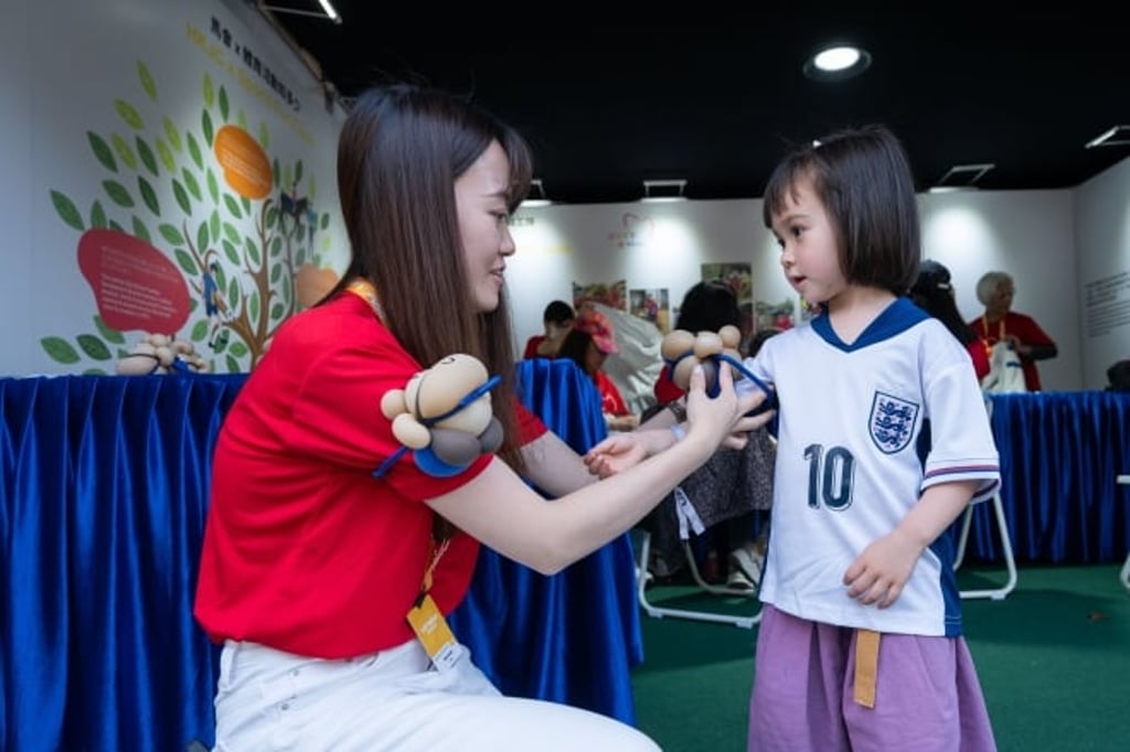Members of the Club’s CARE@HKJC Volunteer Team create balloon figures to bring joy to spectators at the fan village