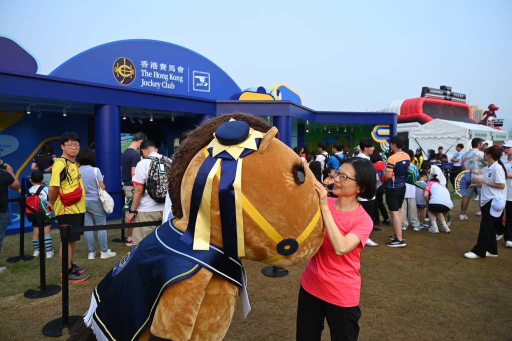 Club Steward Anita Fung (right) visits the Jockey Club booth.