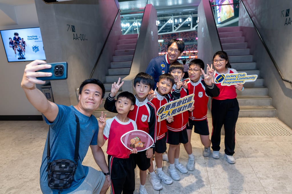 Hong Kong Sevens Ambassador Salom Yiu and beneficiaries of the Jockey Club Sevens  Community Programmes.