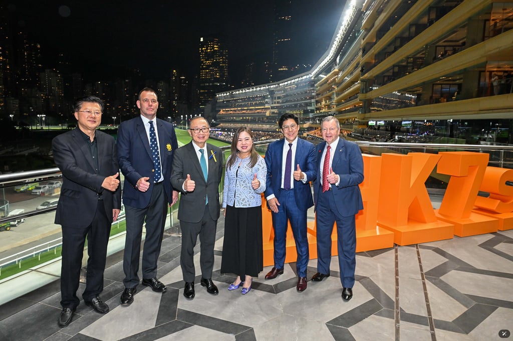 HKSAR Government Secretary for Culture, Sports and Tourism The Hon Rosanna Law (3rd right); Club Chairman The Hon Martin Liao (3rd left); Chairman of Hong Kong China Rugby Chris Brooke (2nd left); Club Chief Executive Officer Winfried Engelbrecht-Bresges (1st right); Legislative Council Member The Hon Kenneth Fok (2nd right); Director of Guangdong Social Sports and Training Competition Center Cai Jianxiang (1st left) pose for a photo at the “Racing with Rugby” Celebration Dinner at Happy Valley Racecourse.