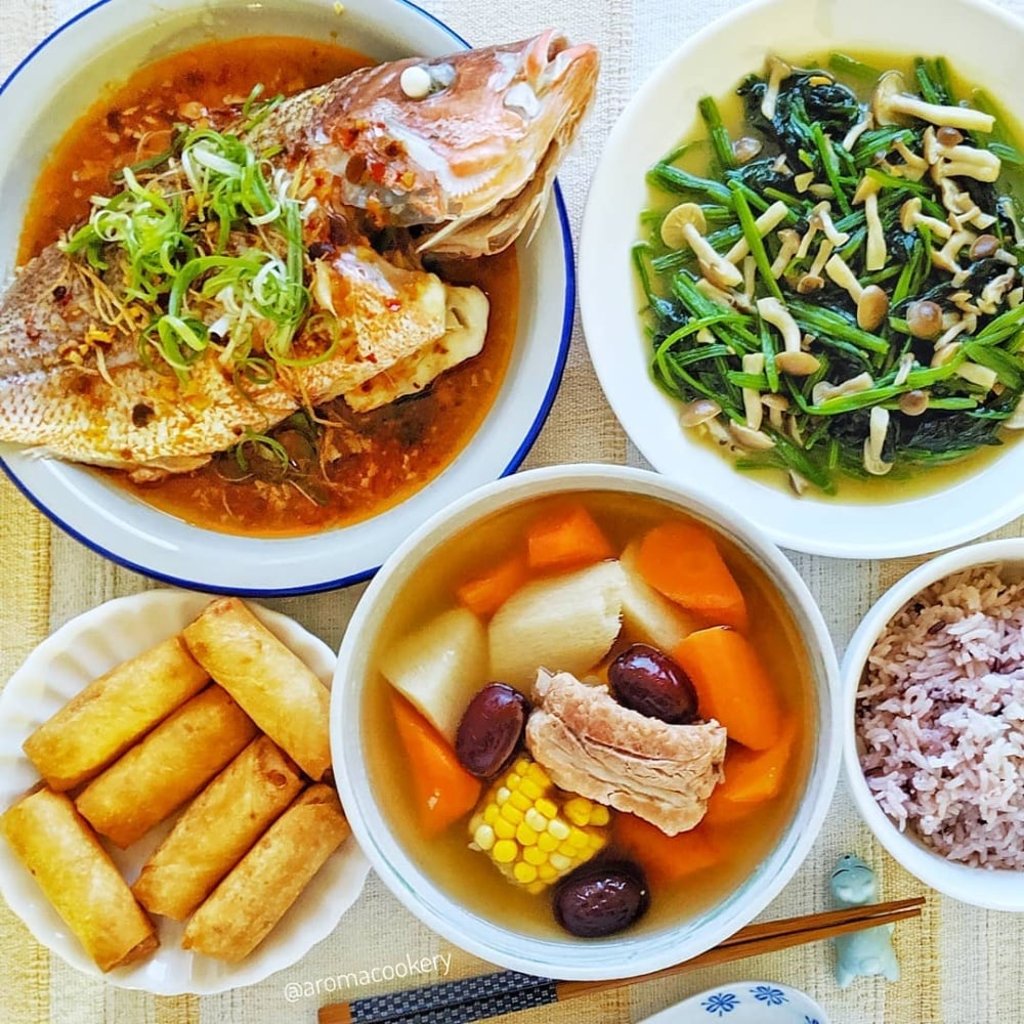 A whole fish together with other dishes. Photo: @aromacookery/Instagram