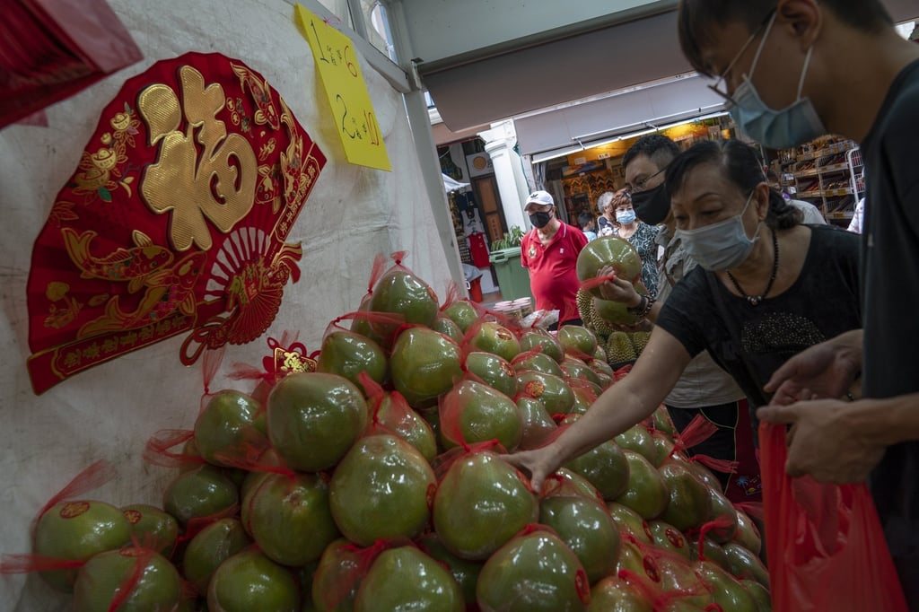 People buy pomelos for Lunar New Year in Chinatown, Singapore, in January 2021. Photo: EPA-EFE