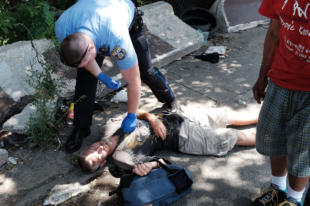 A police officer tries to revive a man who overdosed on heroin in Philadelphia, in the US. The man later came to and was taken to the hospital. Photo: Getty Images