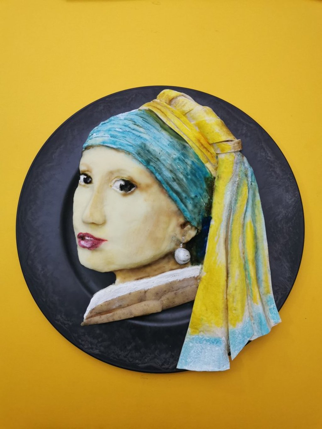 “The Girl with the Pearl Earring” by Stokkerman made out of mashed potatoes and decorated with tortilla wraps, yogurt, curry powder and food colouring. Photo: De Meal Prepper “The Girl with the Pearl Earring” by Stokkerman made out of mashed potatoes and decorated with tortilla wraps, yogurt, curry powder and food colouring. Photo: De Meal Prepper