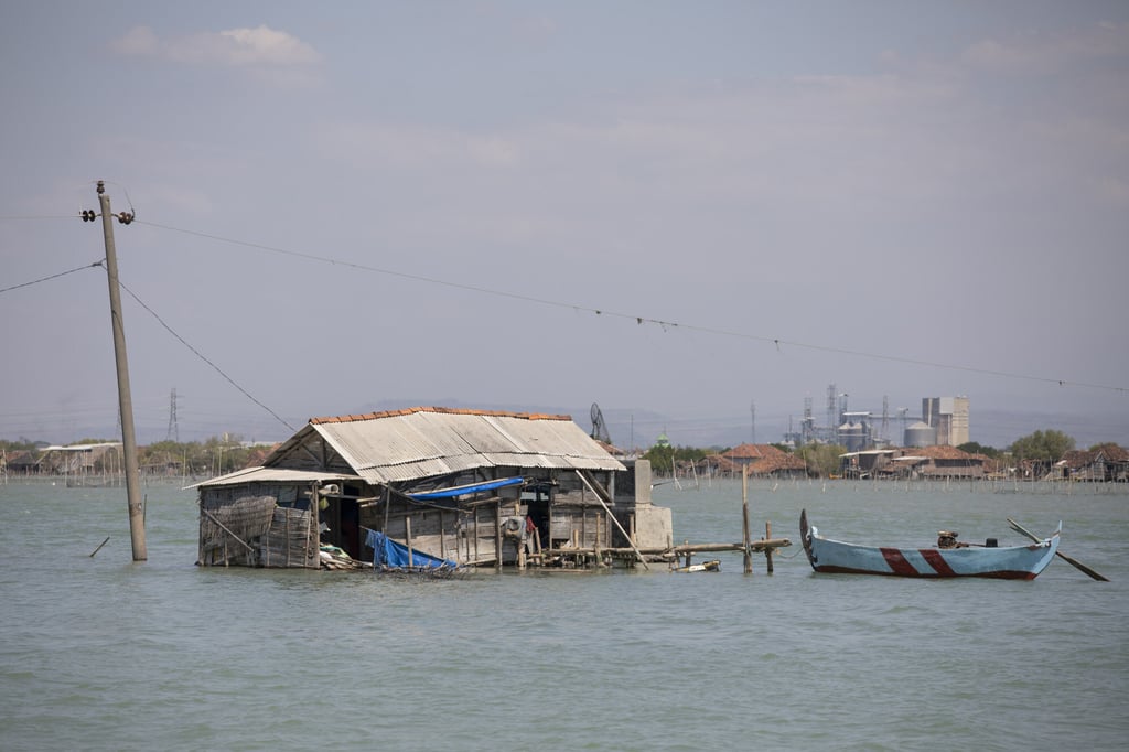 A semi-submerged house, close to the village of Bedono, Semarang, an eco-tourism area that is slowing “sinking” on the north coast of the island of Java, Indonesia. The sea levels are rising because of climate change. Photo: Antony Dickson A semi-submerged house, close to the village of Bedono, Semarang, an eco-tourism area that is slowing “sinking” on the north coast of the island of Java, Indonesia. The sea levels are rising because of climate change. Photo: Antony Dickson