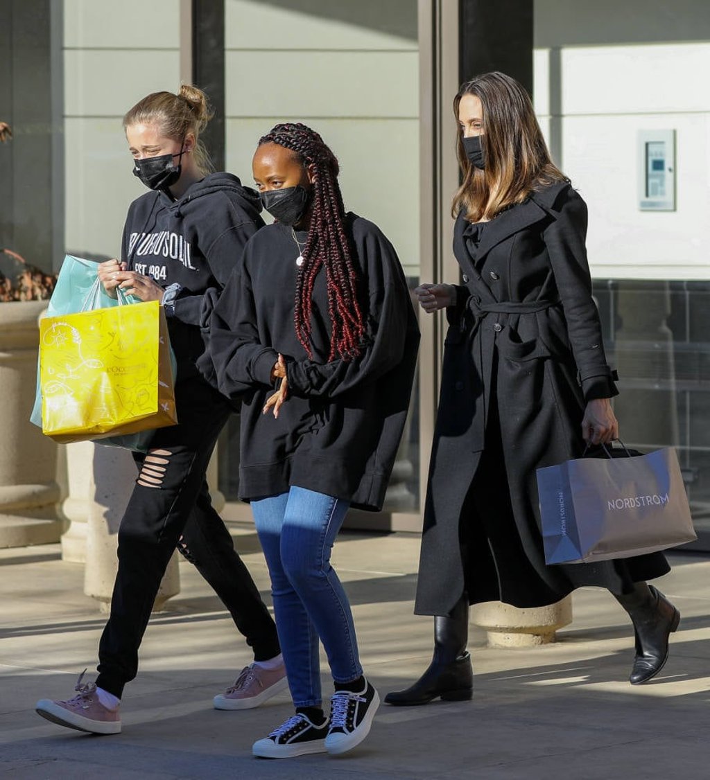 Angelina Jolie celebrates her cover of Vogue with a shopping spree at The Oaks in Thousand Oaks with children Shiloh and Zahara. Photo: VCG