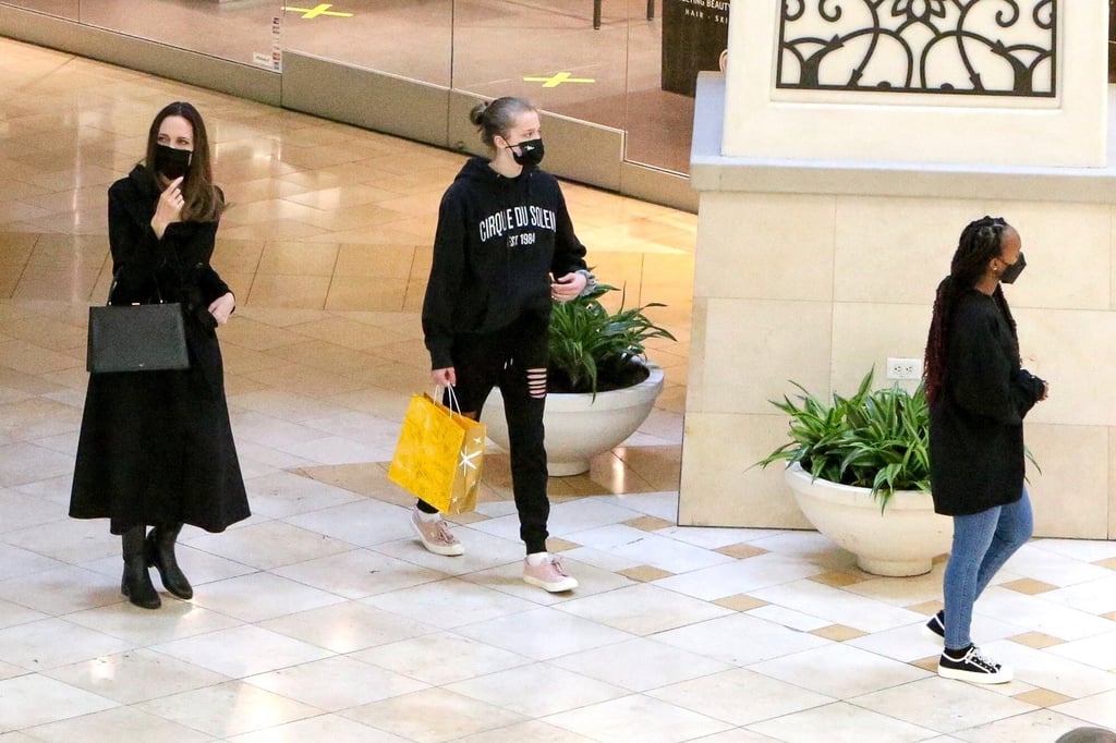 Angelina Jolie goes shopping with her children Zahara and Shiloh. Photo: VCG