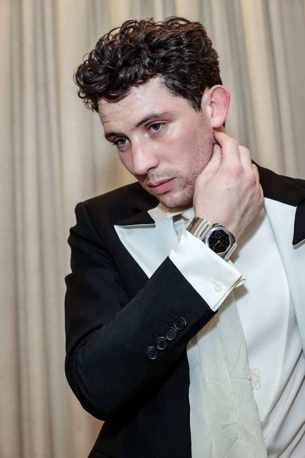 Josh O’Connor wears Bulgari for the 78th Golden Globe Awards. Photo: Getty Images for Bulgari
