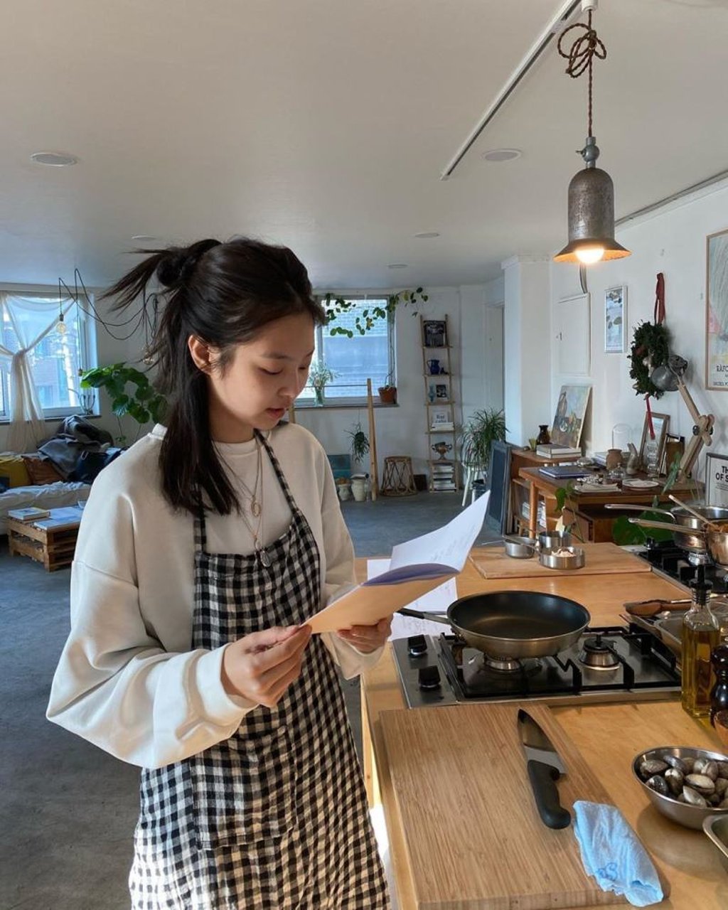 Jennie preparing a meal. Photo: @MlLFlRENE/Twitter Jennie preparing a meal. Photo: @MlLFlRENE/Twitter