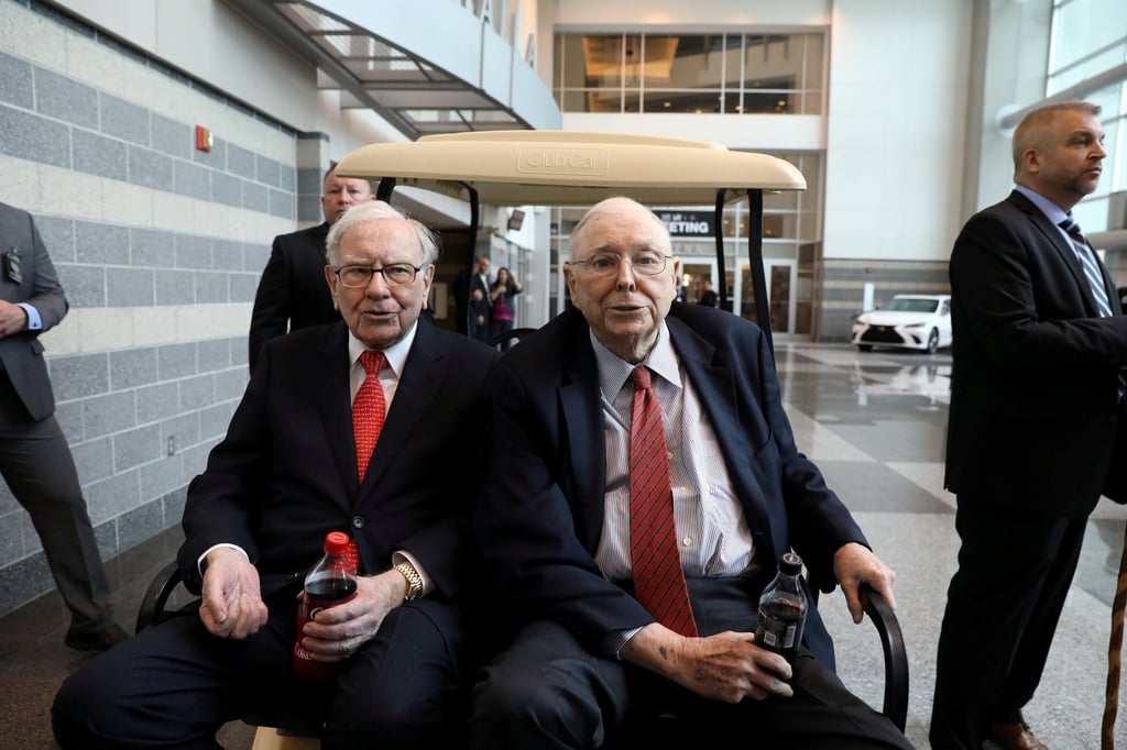 Berkshire Hathaway Chairman Warren Buffett (left) and Vice Chairman Charlie Munger (right) at the annual Berkshire shareholder shopping day in Omaha, Nebraska on May 3, 2019. Photo: Reuters