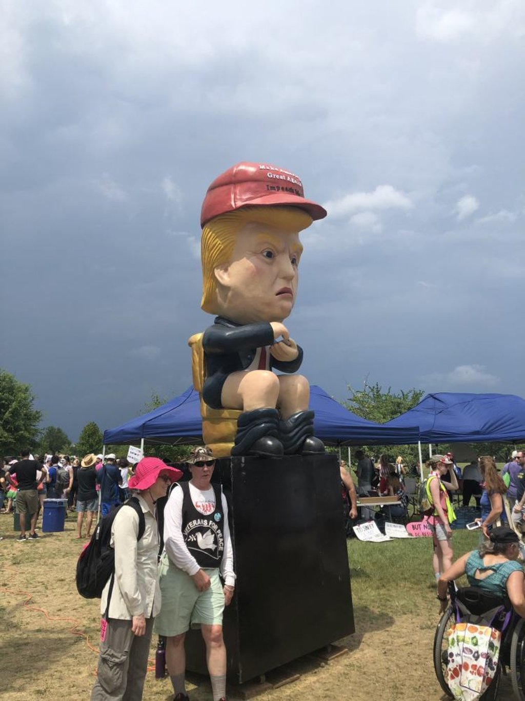 Statue of Donald Trump sitting on a gold toilet. Photo: @sarahbishi/Twitter