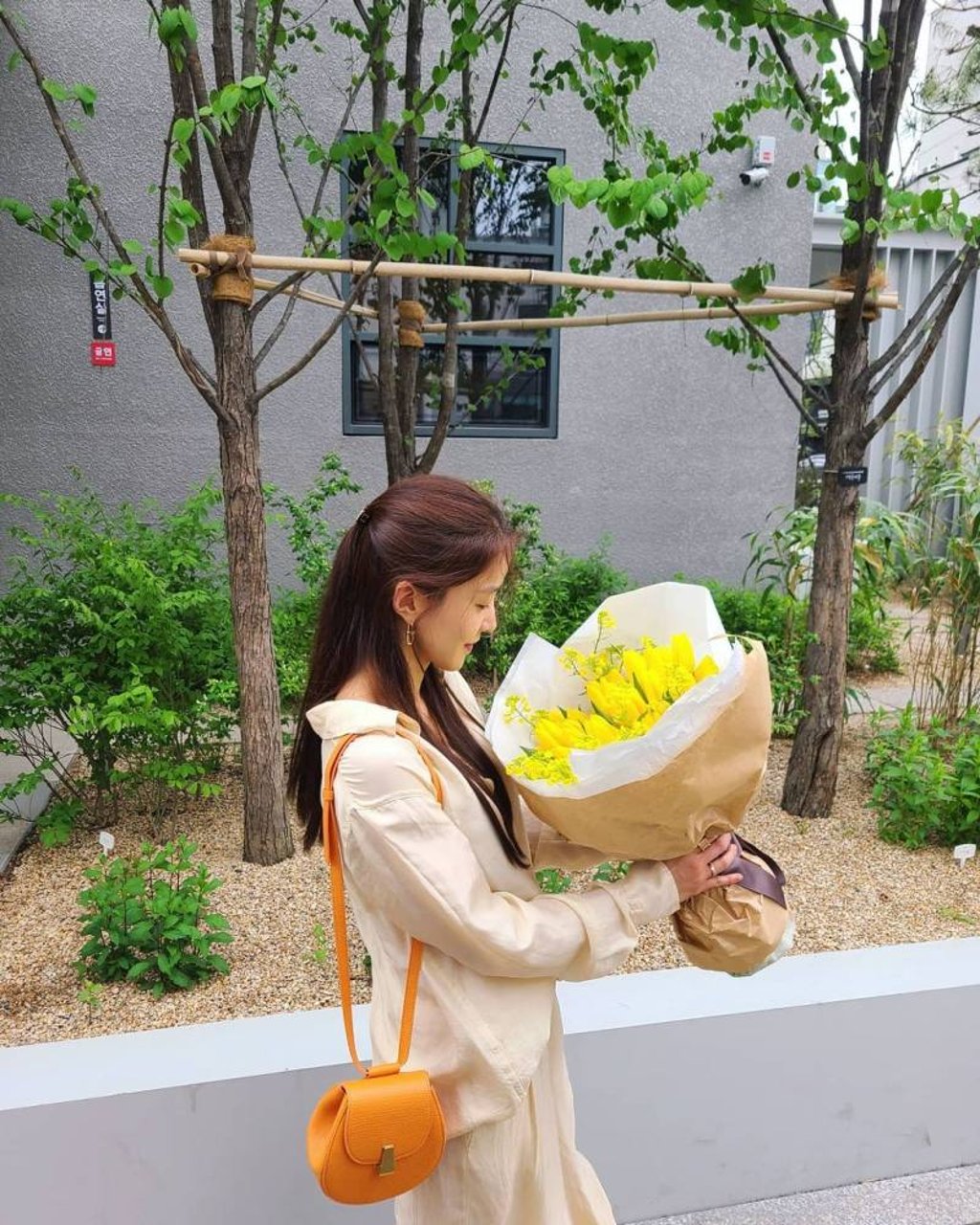 K-drama actress Lee Si-young takes flowers to a friend. Photo: @leesiyoung38/Instagram