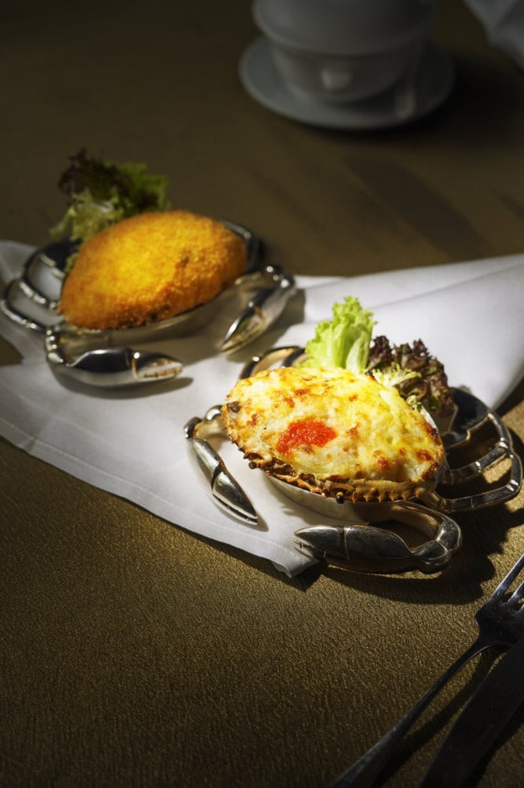 Baked crab carapace stuffed with crabmeat. Photo: Canton Room