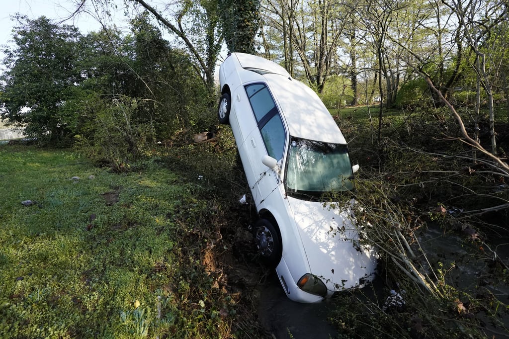 A car that was carried by floodwaters leans against a tree in a creek in Nashville, Tennessee, US on Sunday. Photo: AP A car that was carried by floodwaters leans against a tree in a creek in Nashville, Tennessee, US on Sunday. Photo: AP