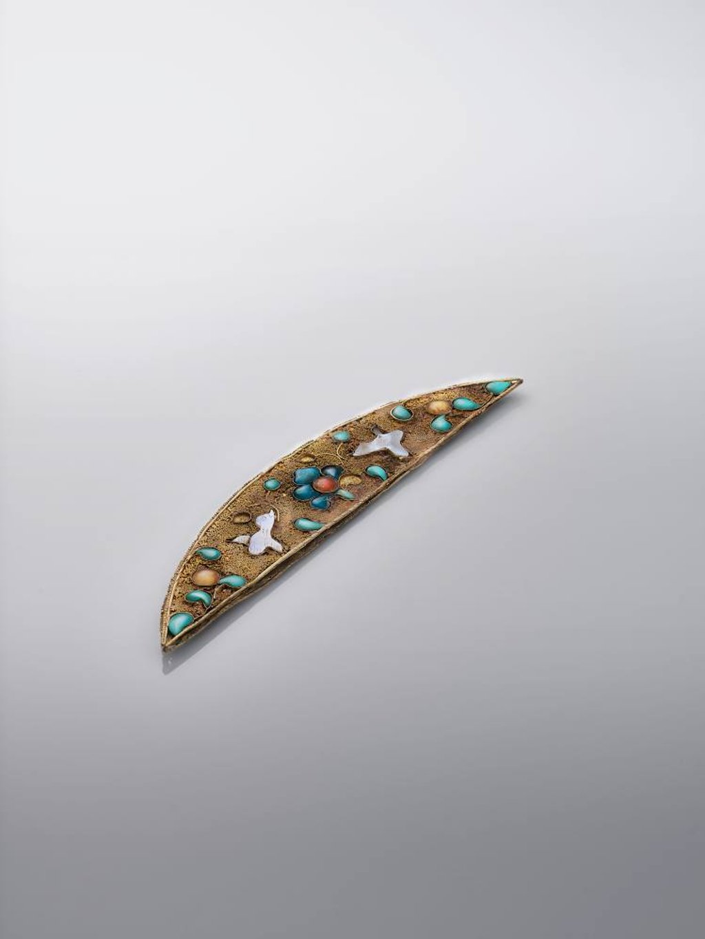 A gold comb top with gem, glass and shell inlays from “The Art of Gold” exhibition. Photo: L’École Asia Pacific, School of Jewelry Arts