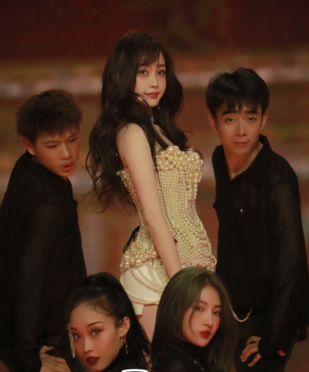 The9’s Yu Shuxin performing onstage.