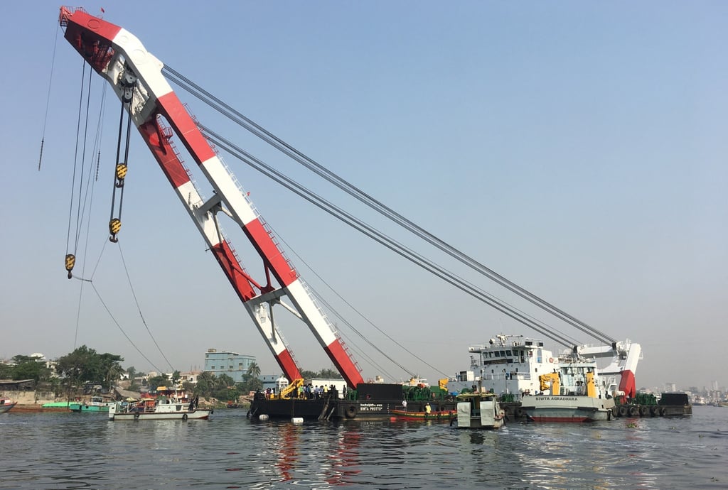 The rescue operation to recover the capsized passenger ferry in the Shitalakshya river in Narayanganj, Dhaka, Bangladesh. Photo: EPA-EFE The rescue operation to recover the capsized passenger ferry in the Shitalakshya river in Narayanganj, Dhaka, Bangladesh. Photo: EPA-EFE