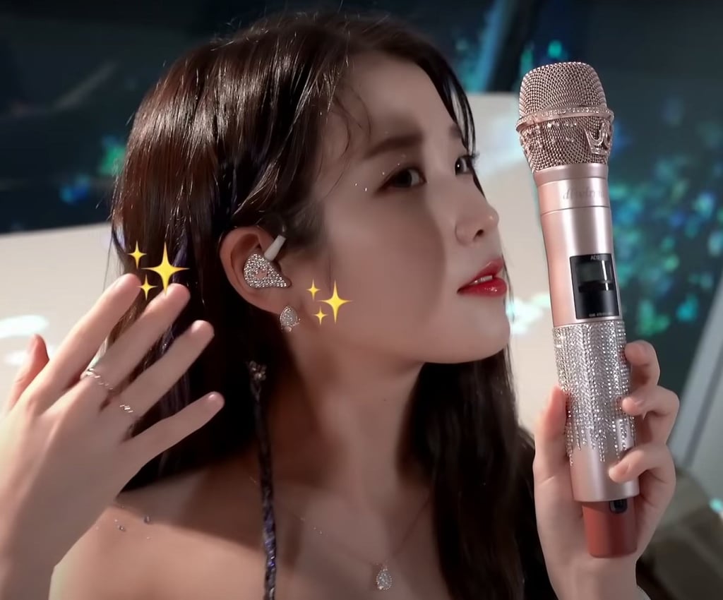 IU’s matching mic and in-ear monitor. Photo: @iu__thinker/Twitter IU’s matching mic and in-ear monitor. Photo: @iu__thinker/Twitter