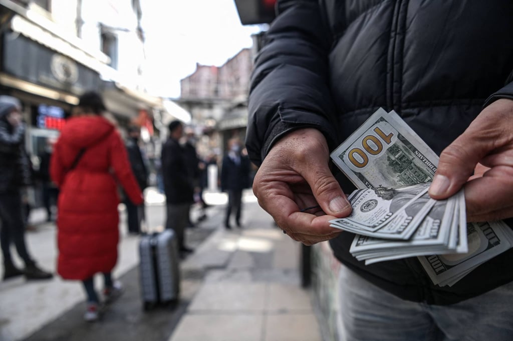 A currency exchange vendor counts US dollar notes in Istanbul. Despite expectations of a decline, the US dollar actually strengthened during the first quarter of this year. Photo: AFP